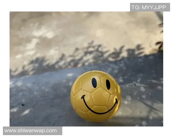 笑脸头像下的足球明星女神展现青春活力与运动魅力